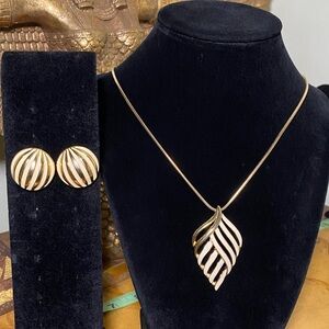 Vintage Trifari Pendant Necklace and Earring Set